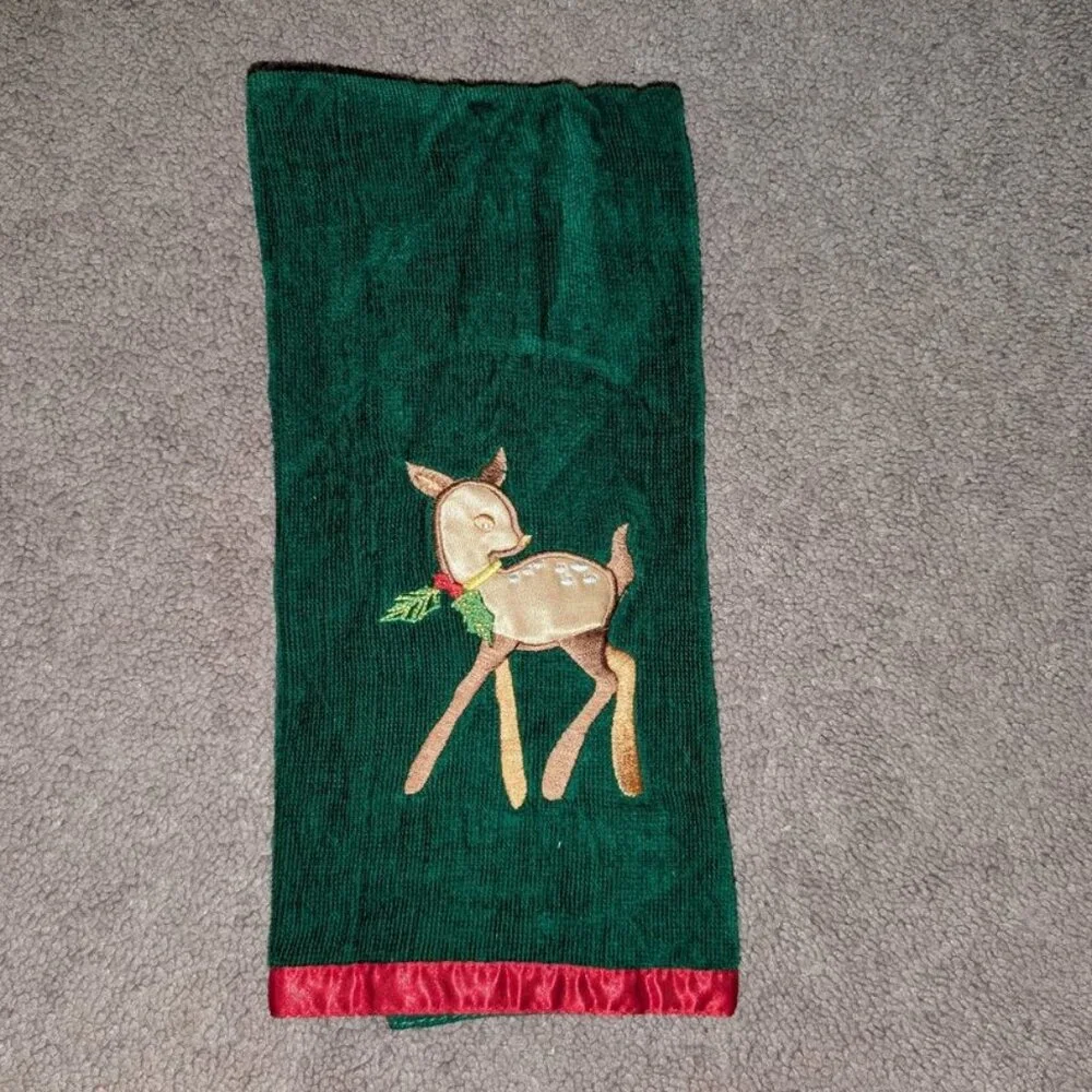 NEW Vintage Embroidered Christmas Holly Berry Leaves Deer Baby Doe Hand Towel